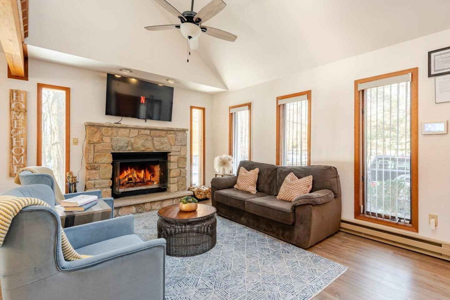 Cozy Cabin At Poconos With Hot Tub And Fire Pit East Stroudsburg Extérieur photo